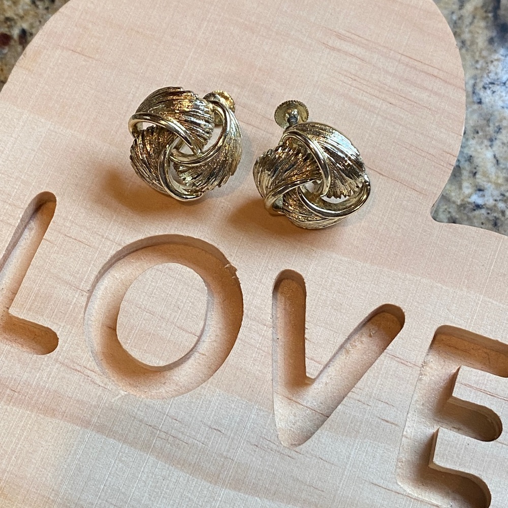 LOVE these Lisner light gold tone screw back knots!